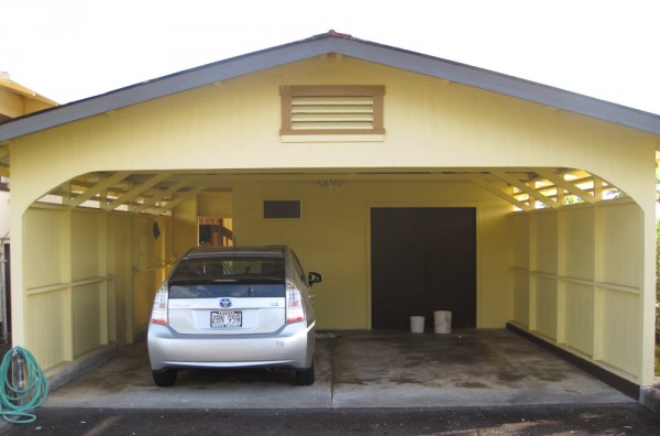 Here's the garage as it looked when we moved in. There was no door, only this big "arch-shaped" doorway.